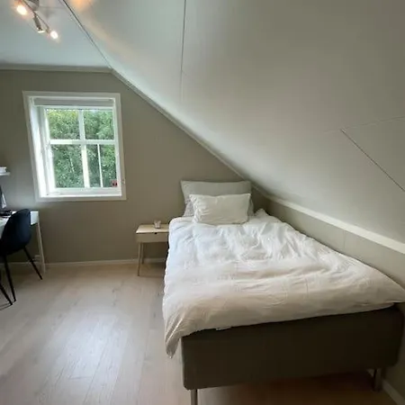 House With 5 Bedrooms, 2 Bathrooms, Available For Ons סטוונגר
