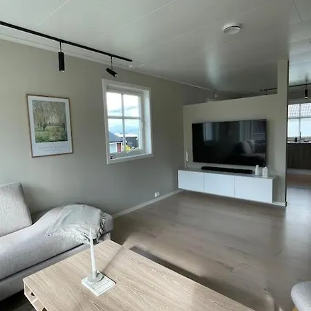 וילה House With 5 Bedrooms, 2 Bathrooms, Available For Ons