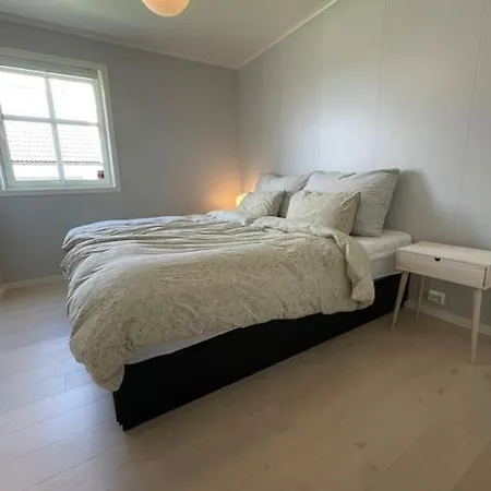 וילה House With 5 Bedrooms, 2 Bathrooms, Available For Ons *