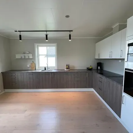 וילה House With 5 Bedrooms, 2 Bathrooms, Available For Ons *