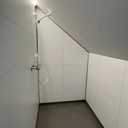 House With 5 Bedrooms, 2 Bathrooms, Available For Ons וילה *