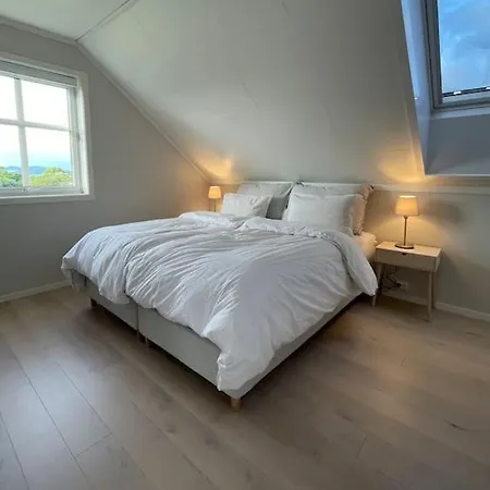 Вилла House With 5 Bedrooms, 2 Bathrooms, Available For Ons *