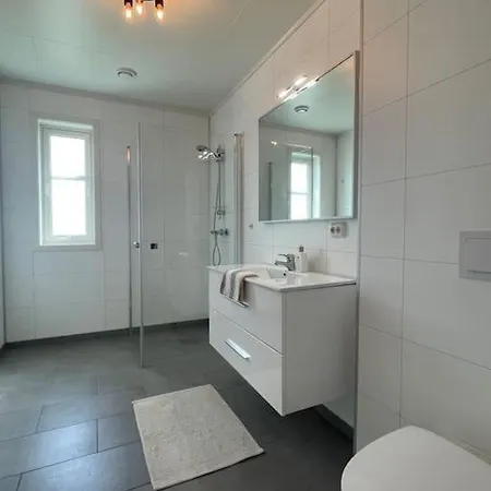 וילה House With 5 Bedrooms, 2 Bathrooms, Available For Ons סטוונגר
